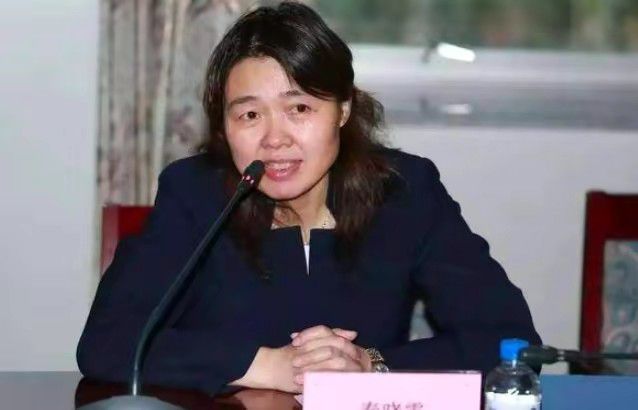 然而，现在上帝死了(埃斯特尔和安娜的父亲象征着绝对权威的上帝)，脆弱的绝对原则不能要求任何个体像以往一样在它的支配下活动，按它的意愿行事沉默的世界里它的力量不足以重振堕落躯体的精神，连它自身的存在都显得奄奄息。